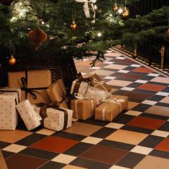 Victorian Charm Meets Festive Style: A Christmas Hallway Transformation